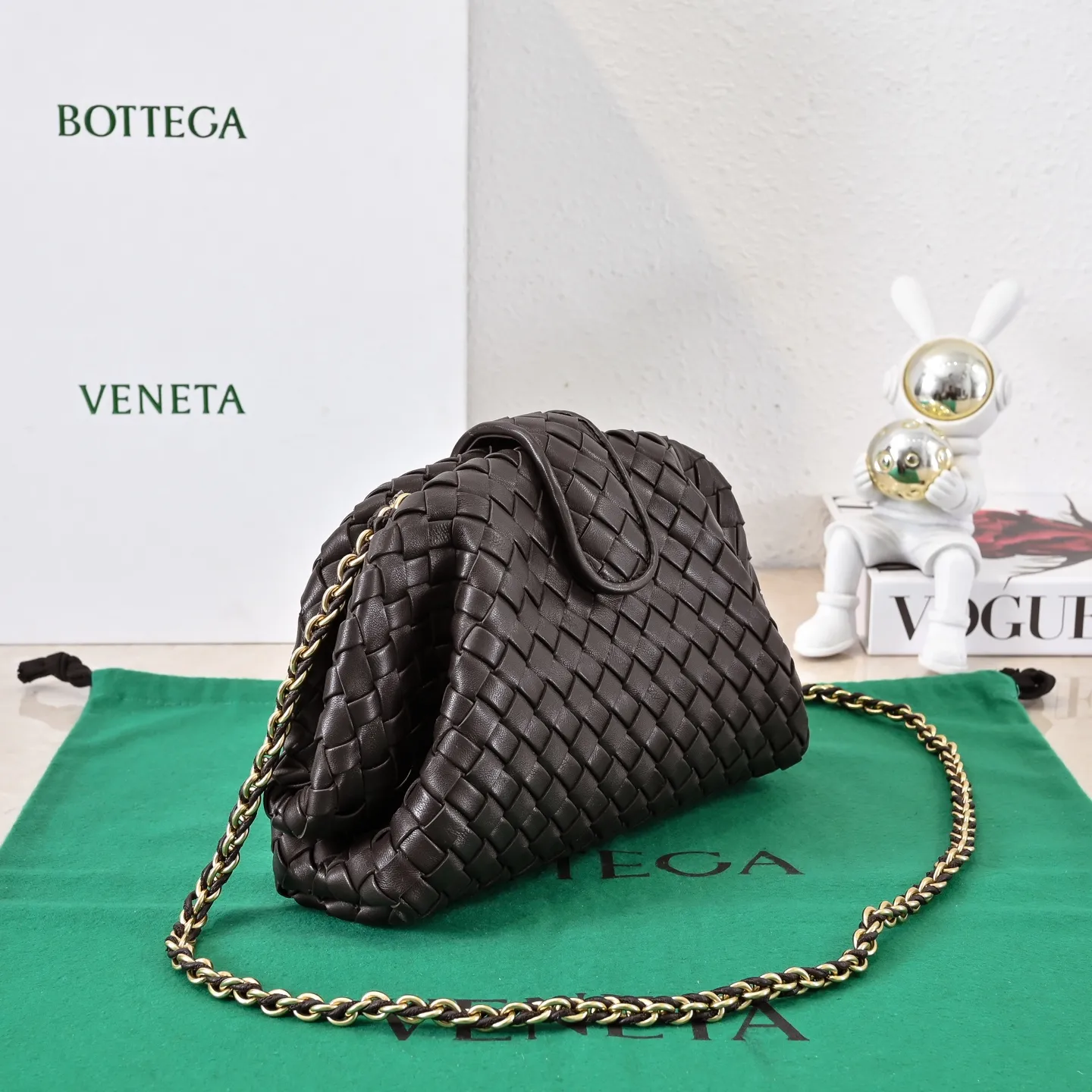 Batch 1880 BOTTEGA VENETA LAUREN 1980 small clutch bag is new! The small size that many people are squatting on is finally here. The self-adjustable zipper is a highlight of this bag. After being removed, it can be used as a handbag for important occasions. One bag unlocks two carrying methods at the same time. It is practical and has a unique sense of structure and beautiful lines. It is more elegant than a small cloud. It is a tribute to the classics and the pursuit of modernity. Style number: 4038 Size: 27*15*8cm